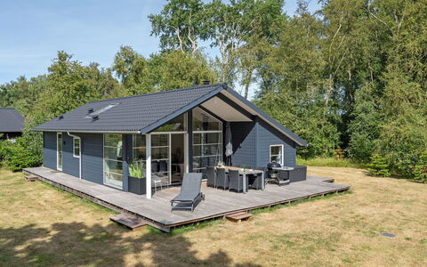 Jelke - 50M from the Sea: Appartement, Ombre, Balcon, Chaise, Clôture, Mobilier De Jardin, Aluminium, Gazon Artificiel