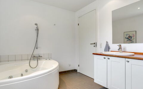 Miika - 100M from the Sea: Salle De Bains, Luminaire Plomberie, Sol, Design Intérieur, Baignoire, Sol, Robinet, Plafond, Plomberie, Évier