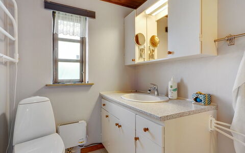 Redlef - 9Km from the Sea: Lavabo, Salle De Bains, Luminaire Plomberie, Mur, Design Intérieur, Miroir, Évier, Siège De Toilette, Sol, Armoire De Toilette