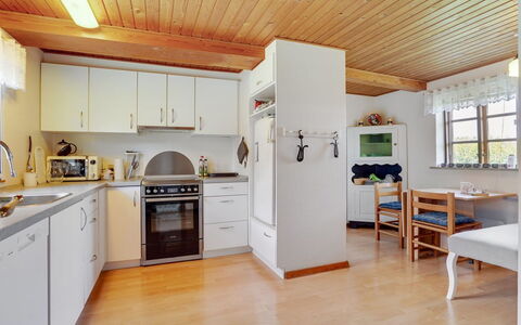 Redlef - 9Km from the Sea: Cuisine, Meubles, Appareil De Cuisine, Design Intérieur, Sol, Comptoir, Cabinetry, Bois, Principaux Appliance, Plafond