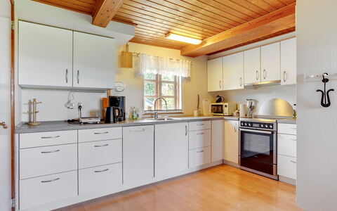 Redlef - 9Km from the Sea: Sol, Mur, Sol, Design Intérieur, Bois, Plafond, Parquet, Éclairage, Meubles, Revêtement De Sol Stratifié