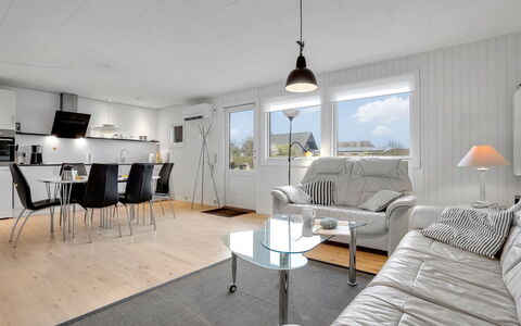 Esther - 700M from the Sea: Appartement, Ombre, Balcon, Chaise, Clôture, Mobilier De Jardin, Aluminium, Gazon Artificiel
