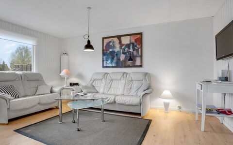 Esther - 700M from the Sea: Appartement, Ombre, Balcon, Chaise, Clôture, Mobilier De Jardin, Aluminium, Gazon Artificiel