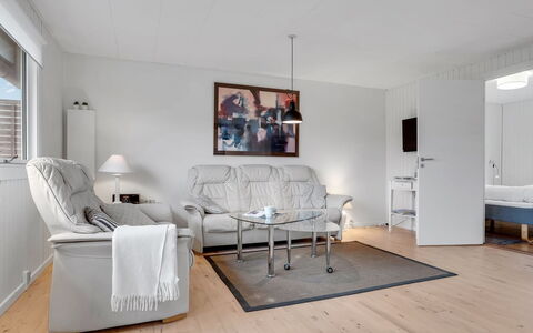 Esther - 700M from the Sea: Appartement, Ombre, Balcon, Chaise, Clôture, Mobilier De Jardin, Aluminium, Gazon Artificiel