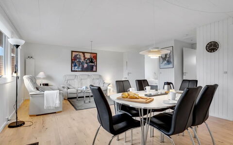Esther - 700M from the Sea: Appartement, Ombre, Balcon, Chaise, Clôture, Mobilier De Jardin, Aluminium, Gazon Artificiel