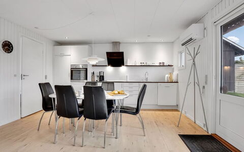 Esther - 700M from the Sea: Appartement, Ombre, Balcon, Chaise, Clôture, Mobilier De Jardin, Aluminium, Gazon Artificiel