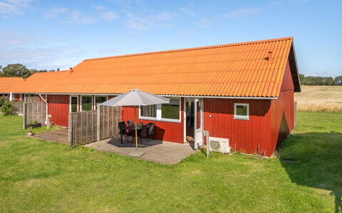 Esther - 700M from the Sea: Toit, Maison, Lot Terre, Domicile, Chalet, Biens, Batiments Jardin, Ombre, Cabane En Rondins, Aménagement Paysager