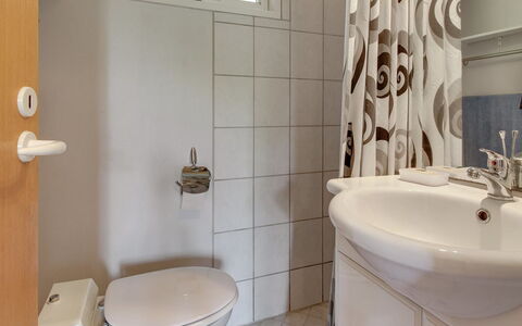 Virve - 300M from the Sea: Toit, Maison, Domicile, Chalet, Porte, Siding, Plate-Forme, Porche, Planche, Dur