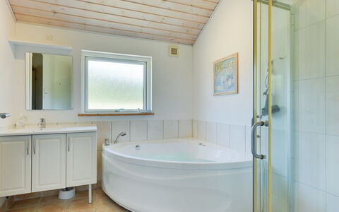 Aksel - 150M from the Sea: Luminaire Plomberie, Sol, Design Intérieur, Plafond, Sol, Baignoire, Salle De Bains, Plomberie, Robinet, Pièce