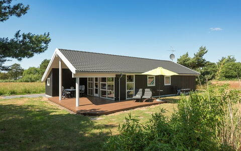 Aksel - 150M from the Sea: Toit, Maison, Domicile, Chalet, Biens, Ombre, Siding, Ferme, Porche, Batiments Jardin