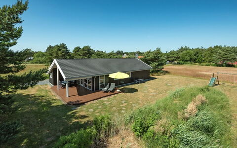 Aksel - 150M from the Sea: Toit, Maison, Lot Terre, Domicile, Chalet, Biens, Batiments Jardin, Ombre, Cabane En Rondins, Aménagement Paysager