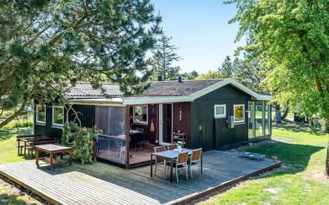 Arendine - 700M from the Sea: Chalet, Domicile, Biens, Batiments Jardin, Porche, Cour, Ombre, Ferme, Cabanon