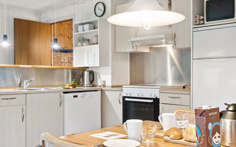 Arendine - 700M from the Sea: Cuisine, Appareil De Cuisine, Meubles, Principaux Appliance, Comptoir, Design Intérieur, Plafond, Bois, Cabinetry, Luminaire
