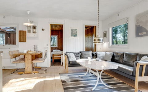 Arendine - 700M from the Sea: Bois, Design Intérieur, Meubles, Sol, Plafond, Sol, Salon, Domicile, Canapé, Pièce