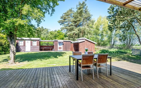 Arendine - 700M from the Sea: Bois, Dur, Chalet, Tache De Bois, Jardin, Ombre, Plate-Forme, Batiments Jardin, Cour, Planche