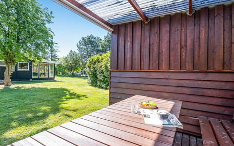 Arendine - 700M from the Sea: Toit, Maison, Domicile, Chalet, Porte, Siding, Plate-Forme, Porche, Planche, Dur