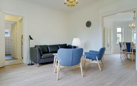 Feikje - 5.5Km from the Sea: Sol, Sol, Design Intérieur, Bois, Parquet, Meubles, Plafond, Domicile, Revêtement De Sol Stratifié, Salon