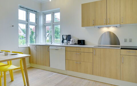 Feikje - 5.5Km from the Sea: Sol, Design Intérieur, Sol, Cuisine, Comptoir, Meubles, Bois, Cabinetry, Appareil De Cuisine, Plafond