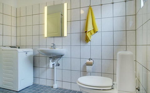 Feikje - 5.5Km from the Sea: Siège De Toilette, Luminaire Plomberie, Salle De Bains, Sol, Toilette, Sol, Évier, Lavabo, Design Intérieur, Plomberie