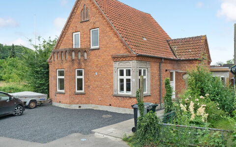 Feikje - 5.5Km from the Sea: Bâtiment, Fenêtre, Maison, Toit, Brickwork, Brique, Zone Résidentielle, Chalet, Domicile, Porte