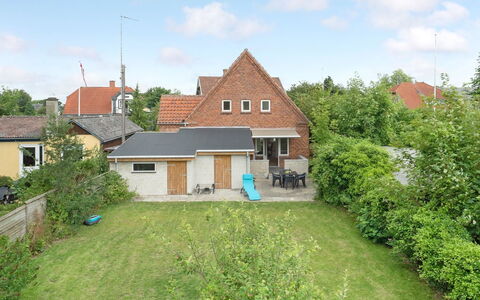 Feikje - 5.5Km from the Sea: Bâtiment, Maison, Zone Résidentielle, Toit, Domicile, Quartier, Arbuste, Chalet, Lot Terre