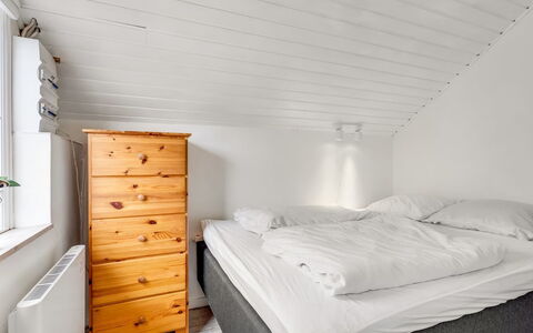Arnfin - 160M from the Sea: Chambre, Lit, Sol, Sol, Design Intérieur, Bois, Plafond, Drap De Lit, Literie, Meubles