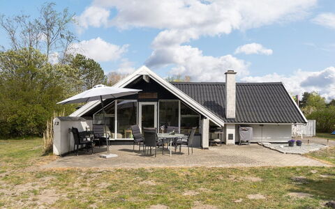 Arnfin - 160M from the Sea: Toit, Maison, Domicile, Chalet, Porte, Siding, Plate-Forme, Porche, Planche, Dur
