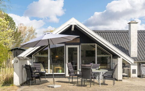 Arnfin - 160M from the Sea: Toit, Maison, Domicile, Chalet, Porte, Siding, Plate-Forme, Porche, Planche, Dur