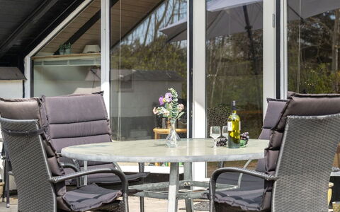 Arnfin - 160M from the Sea: Toit, Maison, Domicile, Chalet, Porte, Siding, Plate-Forme, Porche, Planche, Dur