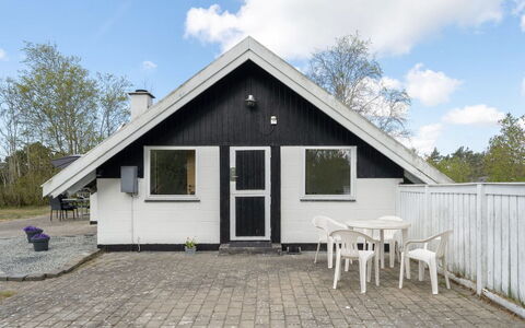 Arnfin - 160M from the Sea: Toit, Maison, Domicile, Chalet, Porte, Siding, Plate-Forme, Porche, Planche, Dur