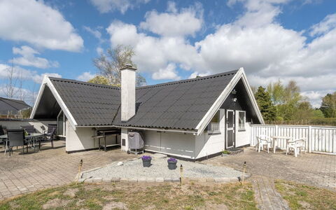Arnfin - 160M from the Sea: Toit, Maison, Domicile, Chalet, Porte, Siding, Plate-Forme, Porche, Planche, Dur
