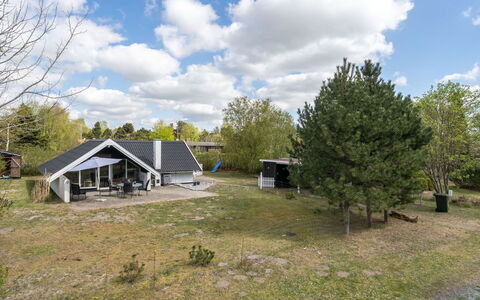 Arnfin - 160M from the Sea: Toit, Maison, Domicile, Chalet, Porte, Siding, Plate-Forme, Porche, Planche, Dur