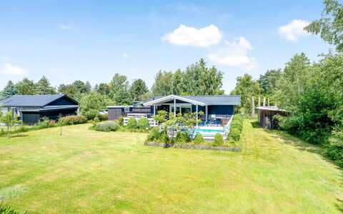 Asmine - 670M from the Sea: Toit, Maison, Domicile, Chalet, Siding, Biens, Allée, Batiments Jardin, Cour, Cabanon