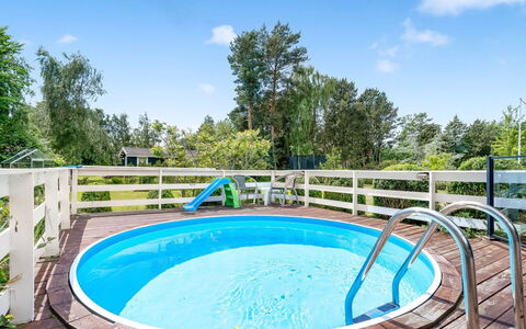 Asmine - 670M from the Sea: Toit, Maison, Domicile, Chalet, Siding, Biens, Allée, Batiments Jardin, Cour, Cabanon