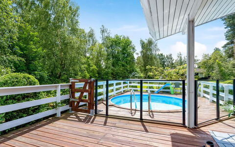 Asmine - 670M from the Sea: Toit, Maison, Domicile, Chalet, Siding, Biens, Allée, Batiments Jardin, Cour, Cabanon