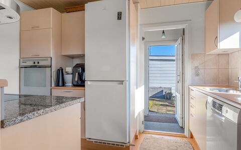 Hattie - 100M from the Sea: Sol, Sol, Principaux Appliance, Appareil De Cuisine, Cuisine, Design Intérieur, Bois, Parquet, Comptoir, Plafond
