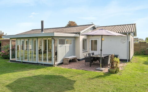 Hattie - 100M from the Sea: Herbe, Bâtiment, Fenêtre, Maison, Toit, Domicile, Zone Résidentielle, Porche, Porte