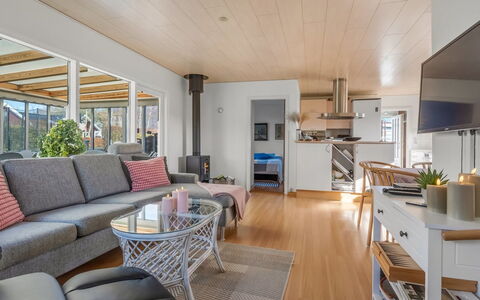 Hattie - 100M from the Sea: Meubles, Design Intérieur, Sol, Canapé, Sol, Bois, Plafond, Parquet, Salon, Pièce