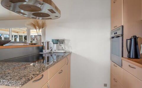 Hattie - 100M from the Sea: Comptoir, Cuisine, Design Intérieur, Sol, Appareil De Cuisine, Cabinetry, Meubles, Bois, Plafond, Sol