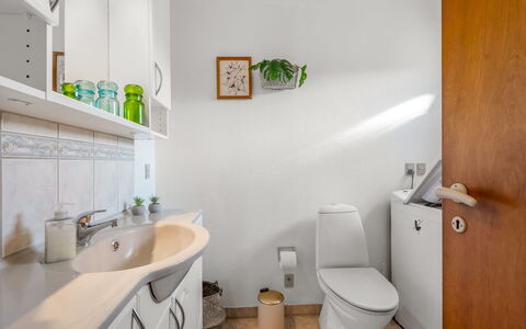 Hattie - 100M from the Sea: Design Intérieur, Luminaire Plomberie, Mur, Sol, Évier, Sol, Toilette, Salle De Bains, Siège De Toilette, Lavabo