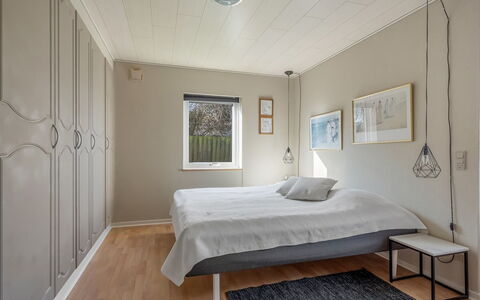 Hattie - 100M from the Sea: Meubles, Lit, Design Intérieur, Chambre, Sol, Sol, Bois, Plafond, Drap De Lit, Literie