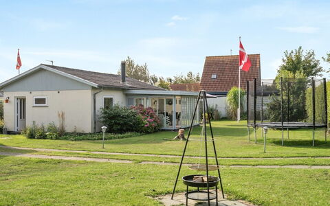 Hattie - 100M from the Sea: Bâtiment, Herbe, Maison, Toit, Domicile, Zone Résidentielle, Arbuste, Pelouse, Lot Terre