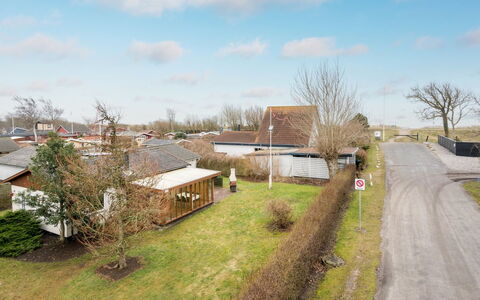 Hattie - 100M from the Sea: Ciel, Herbe, Zone Résidentielle, Maison, Toit, Domicile, Arbuste, Paysage, Zone Rurale