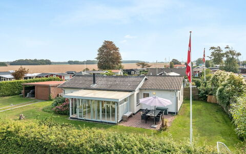 Hattie - 100M from the Sea: Bâtiment, Maison, Toit, Zone Résidentielle, Domicile, Lot Terre, Biens, Chalet, Banlieue, Aménagement Paysager