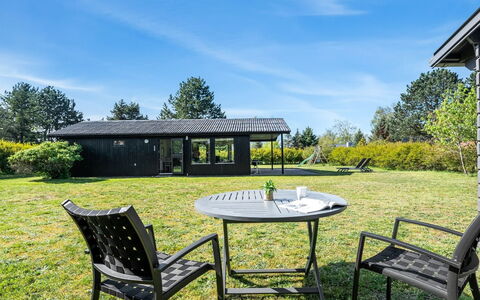 Lars - 250M from the Sea: Herbe, Prairie, Paysage, Écorégion, Plaine, Communauté Des Plantes, Lot Terre, Mobilier De Jardin, Prairie, Formations Arbustives