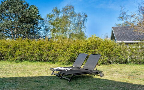 Lars - 250M from the Sea: Herbe, Prairie, Paysage, Écorégion, Plaine, Communauté Des Plantes, Lot Terre, Mobilier De Jardin, Prairie, Formations Arbustives