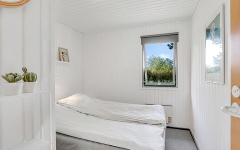 Lars - 250M from the Sea: Mur, Bois, Sol, Chambre, Domicile, Porte, Plafond, Lit, Literie, Drap De Lit