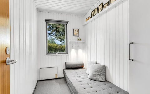 Lars - 250M from the Sea: Bois, Sol, Sol, Design Intérieur, Chambre, Plafond, Lit, Pièce, Literie, Drap De Lit