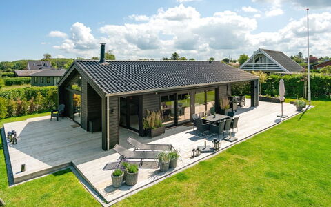 Kjell - 100M from the Sea: Bleu, Arbuste, Chalet, Couverture De Sol, Jardin, Biens, Ombre, Aménagement Paysager, Ferme, Eco Hôtel