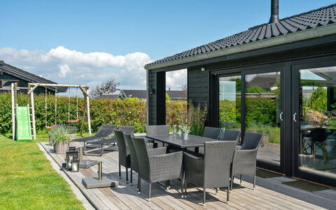 Kjell - 100M from the Sea: Bleu, Arbuste, Chalet, Couverture De Sol, Jardin, Biens, Ombre, Aménagement Paysager, Ferme, Eco Hôtel